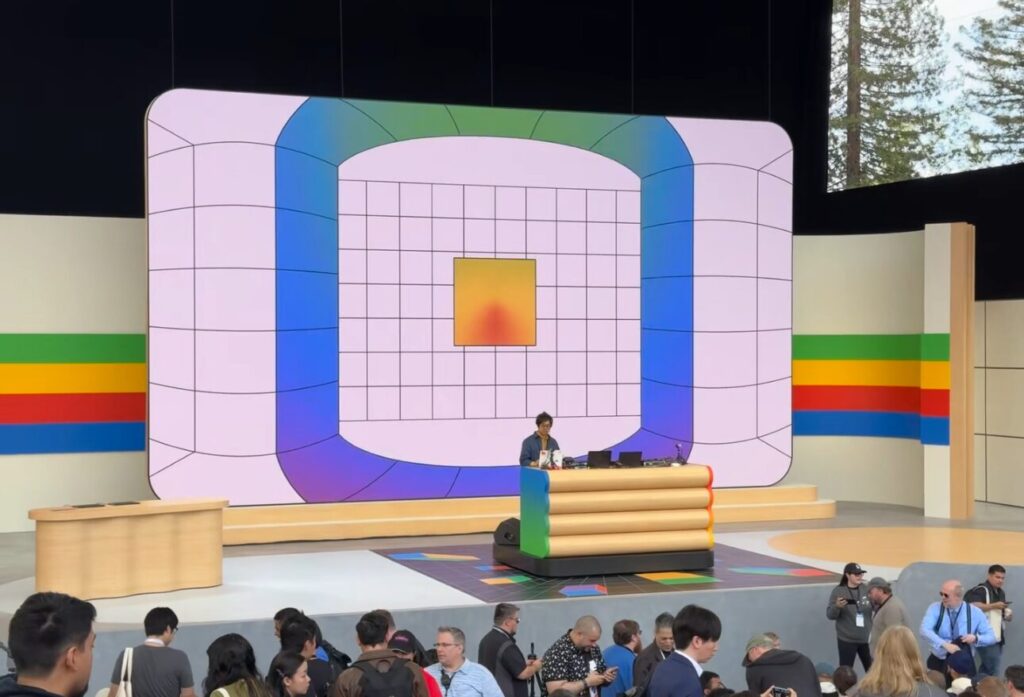 Pour chauffer la salle, Google a mobilisé un DJ. Pour chauffer la salle, Google a mobilisé un DJ.