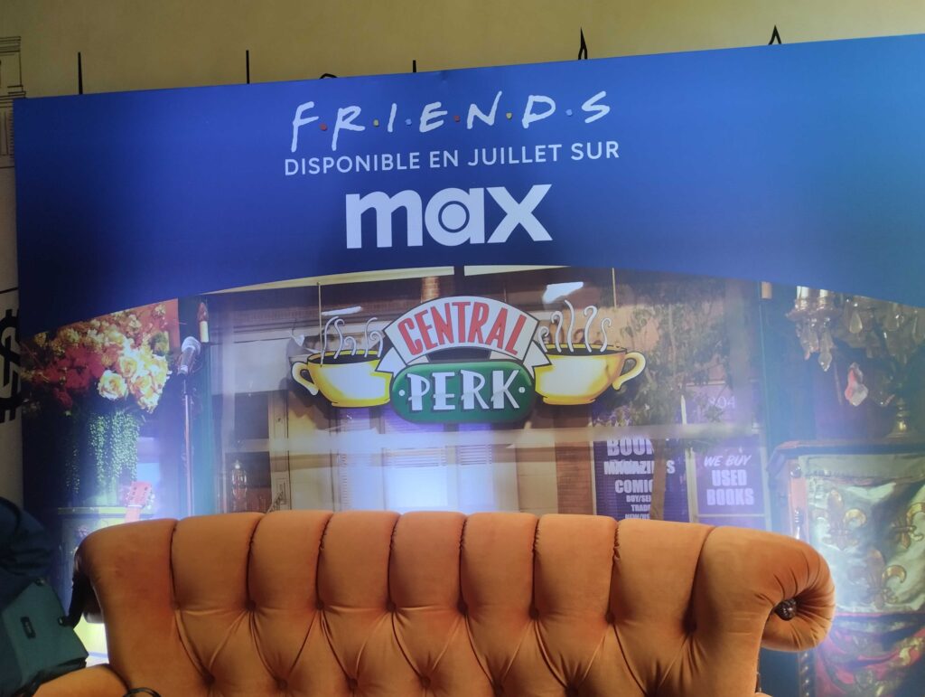 Max a fait venir le canapé de Friends pour sa conférence de lancement. Max a fait venir le canapé de Friends pour sa conférence de lancement.