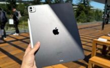 Le dos de l'iPad Pro M4, devant l'Apple Park. // Source : Numerama Le dos de l'iPad Pro M4, devant l'Apple Park. // Source : Numerama