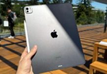 Le dos de l'iPad Pro M4, devant l'Apple Park. // Source : Numerama Le dos de l'iPad Pro M4, devant l'Apple Park. // Source : Numerama