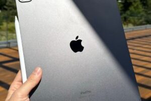 Le dos de l'iPad Pro M4, devant l'Apple Park. // Source : Numerama Le dos de l'iPad Pro M4, devant l'Apple Park. // Source : Numerama