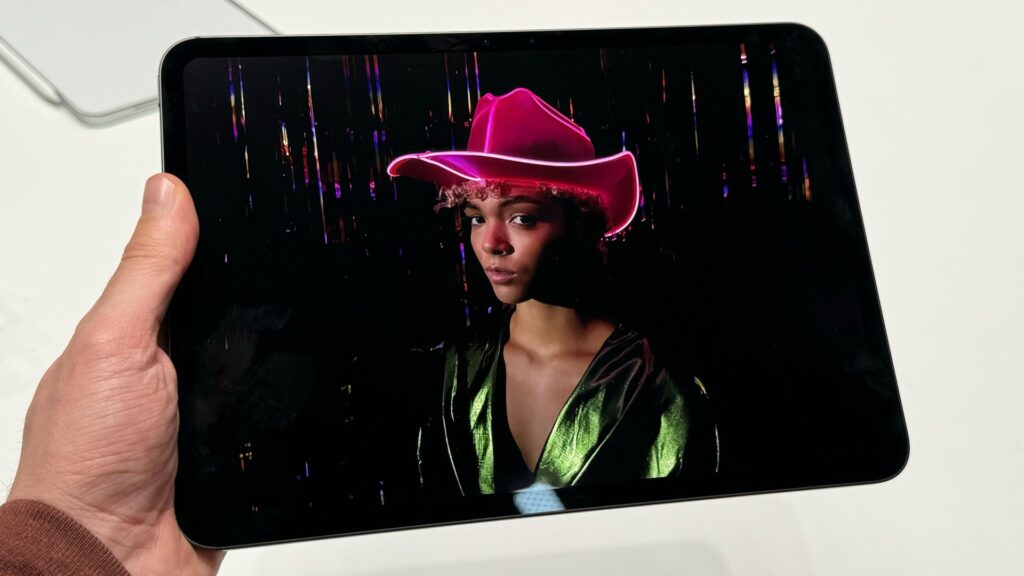 Sur des images très obscures, l'écran OLED de l'iPad Pro est une merveille pour les yeux. On jurerait que l'écran est partiellement éteint. // Source : Numerama Sur des images très obscures, l'écran OLED de l'iPad Pro est une merveille pour les yeux. On jurerait que l'écran est partiellement éteint. // Source : Numerama