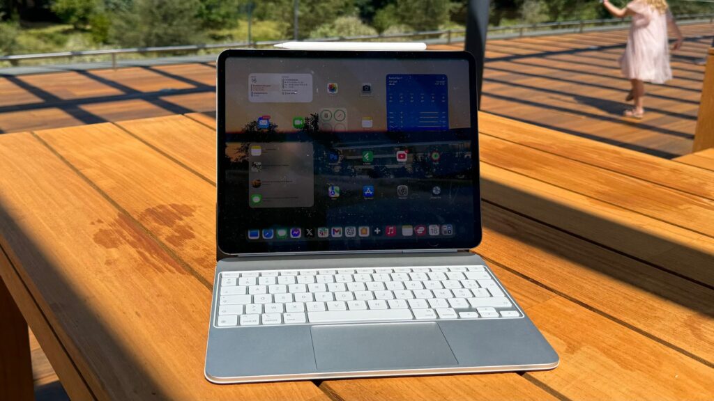 Les écrans OLED manquent souvent de luminosité, mais celui de l'iPad Pro M4 est parfaitement visible sous les reflets du soleil. // Source : Numerama Les écrans OLED manquent souvent de luminosité, mais celui de l'iPad Pro M4 est parfaitement visible sous les reflets du soleil. // Source : Numerama