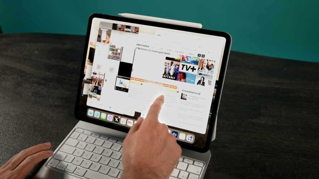Le mode Stage Manager permet d'utiliser plusieurs fenêtres comme sur Mac… mais manque de praticité. Les fenêtres se perdent facilement. Le mode Stage Manager permet d'utiliser plusieurs fenêtres comme sur Mac… mais manque de praticité. Les fenêtres se perdent facilement.
