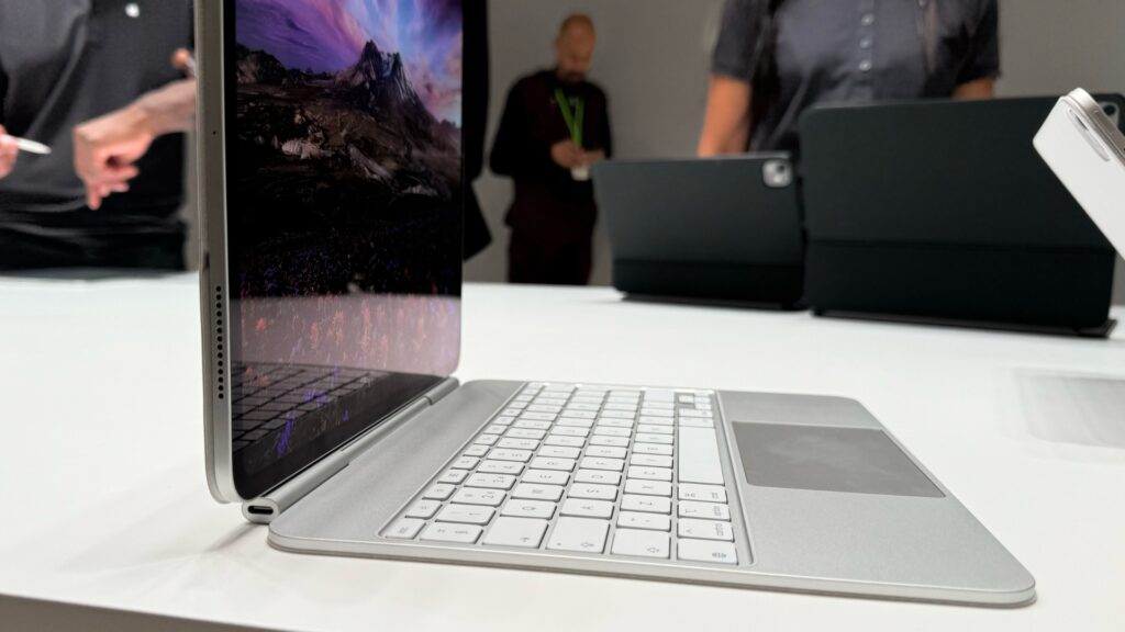 Il y a un second port USB-C sur le Magic Keyboard. // Source : Numerama Il y a un second port USB-C sur le Magic Keyboard. // Source : Numerama