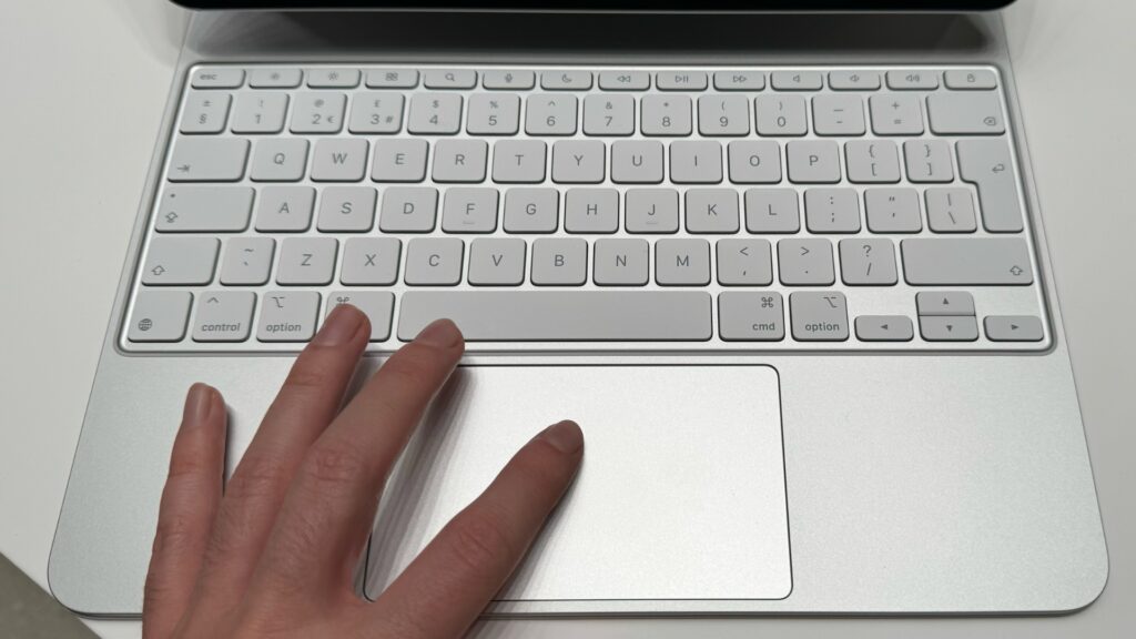 Le nouveau clavier Magic Keyboard, avec un trackpad plus grand et une rangée de touches en plus. // Source : Numerama Le nouveau clavier Magic Keyboard, avec un trackpad plus grand et une rangée de touches en plus. // Source : Numerama