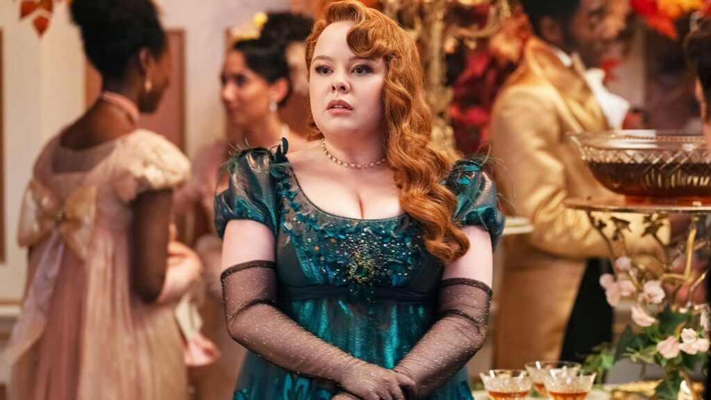 Penelope dans sa magnifique robe vert émeraude // Source : Netflix Penelope dans sa magnifique robe vert émeraude // Source : Netflix