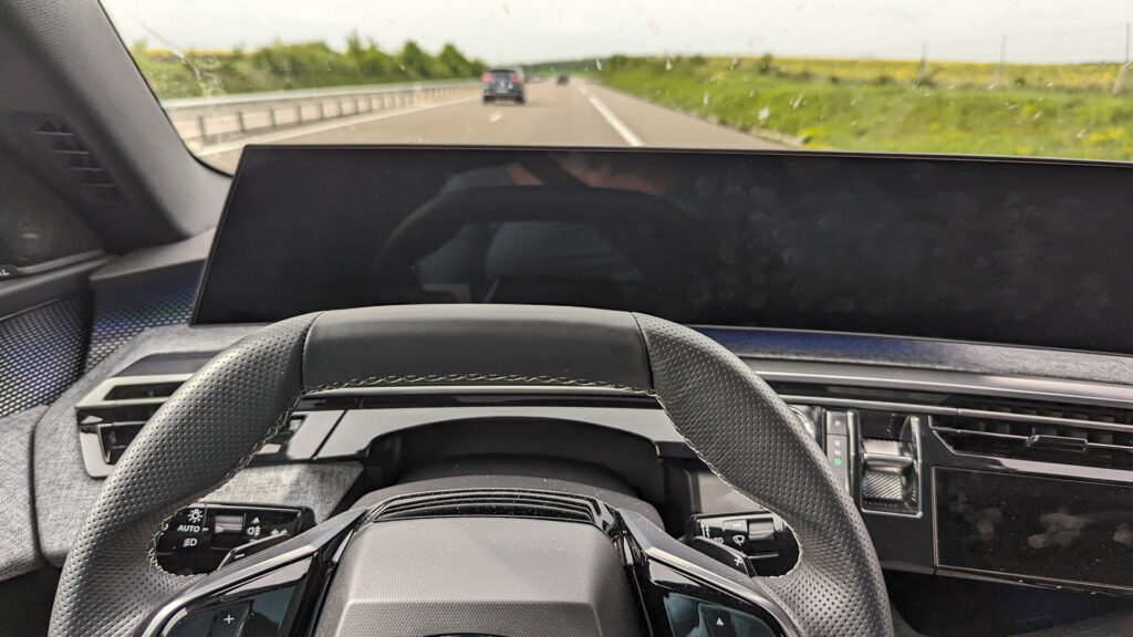 Perte de tous les écrans dans le Peugeot e-3008 // Source : Raphaelle Baut pour Numerama Perte de tous les écrans dans le Peugeot e-3008 // Source : Raphaelle Baut pour Numerama