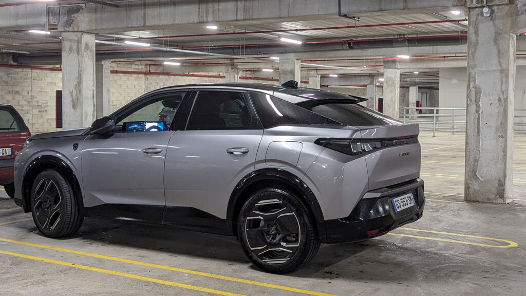 Le Peugeot e-3008 ne veut plus s'arrêter // Source : Raphaelle Baut pour Numerama Le Peugeot e-3008 ne veut plus s'arrêter // Source : Raphaelle Baut pour Numerama