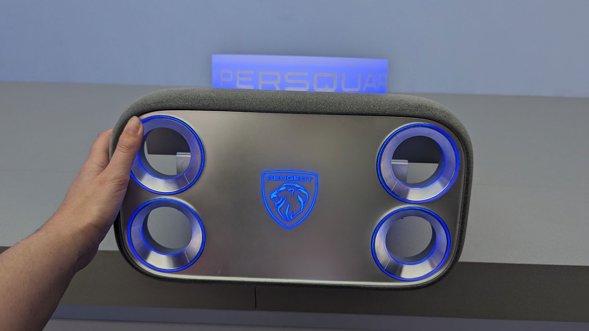 Nouveau volant hypersquare de Peugeot // Source : Raphaelle Baut Nouveau volant hypersquare de Peugeot // Source : Raphaelle Baut