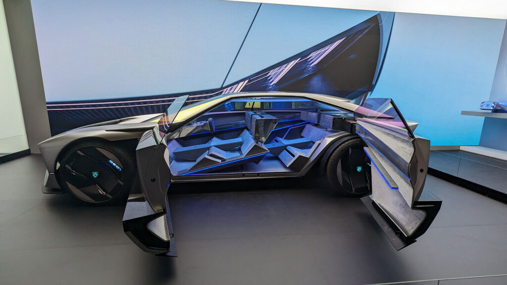 Le concept Inception avec le volant Hypersquare // Source : Raphaelle Baut Le concept Inception avec le volant Hypersquare // Source : Raphaelle Baut
