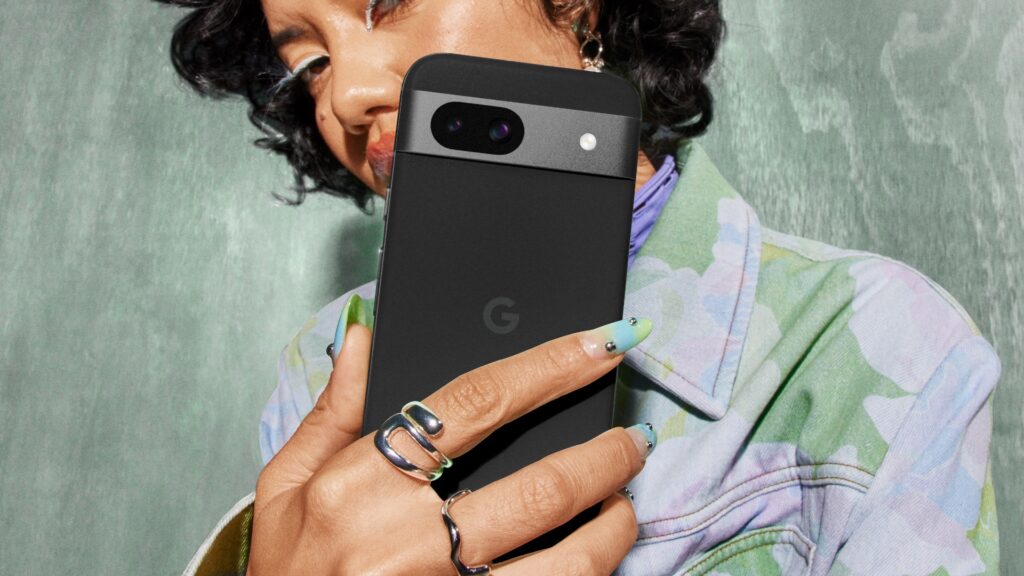 Le Google Pixel 8a dispose d'un design facilement reconnaissable. // Source : Google Le Google Pixel 8a dispose d'un design facilement reconnaissable. // Source : Google