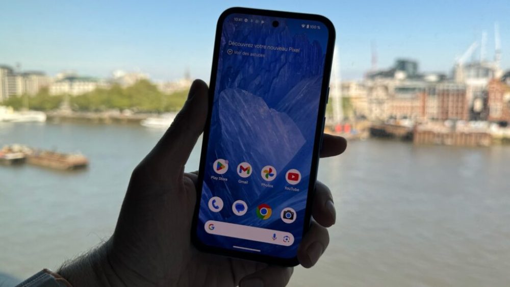 Le Google Pixel 8a a pour seul défaut ses bordures un peu épaisses, mais elles sont symétriques. Le Google Pixel 8a a pour seul défaut ses bordures un peu épaisses, mais elles sont symétriques.
