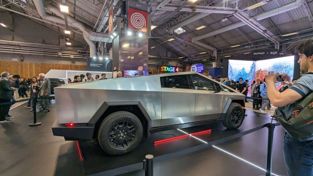 Tesla Cybertruck au salon Vivatech // Source : Raphaelle Baut Tesla Cybertruck au salon Vivatech // Source : Raphaelle Baut