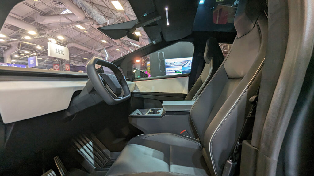 Intérieur du Tesla Cybertruck // Source : Raphaelle Baut Intérieur du Tesla Cybertruck // Source : Raphaelle Baut