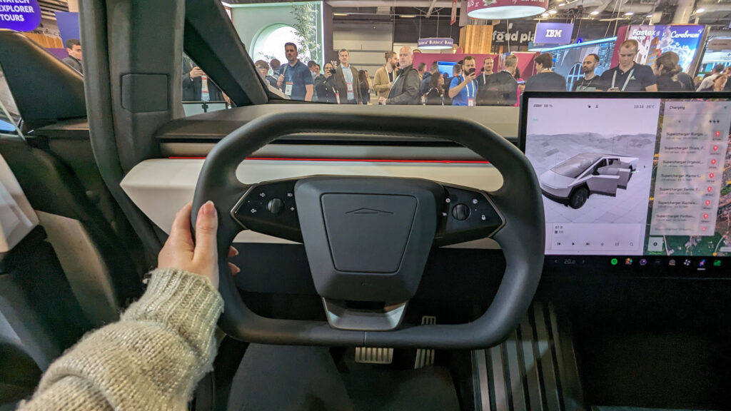 Au volant du Cybertruck // Source : Raphaelle Baut Au volant du Cybertruck // Source : Raphaelle Baut
