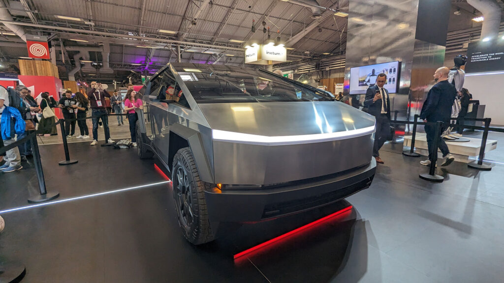 Tesla Cybertruck avec sa signature lumineuse spécifique // Source : Raphaelle Baut Tesla Cybertruck avec sa signature lumineuse spécifique // Source : Raphaelle Baut