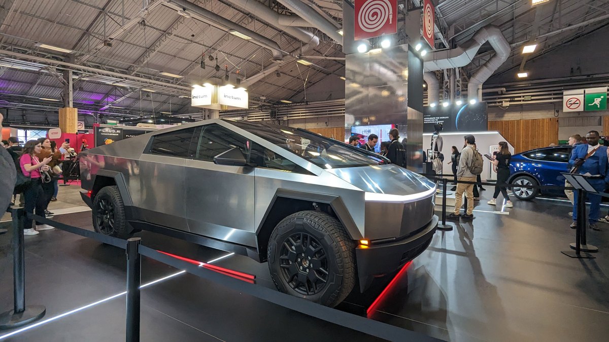 Le Cybertruck est l'attraction du stand Tesla à Vivatech // Source : Raphaelle Baut Le Cybertruck est l'attraction du stand Tesla à Vivatech // Source : Raphaelle Baut