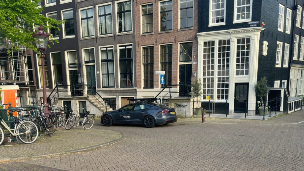Tesla en test de conduite autonome à Amsterdam // Source : @KRoelandschap sur X Tesla en test de conduite autonome à Amsterdam // Source : @KRoelandschap sur X