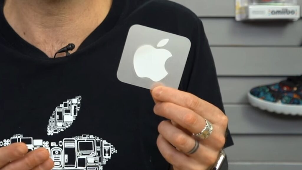 L'un des fameux stickers Apple // Source : YT/MR Perrier L'un des fameux stickers Apple // Source : YT/MR Perrier