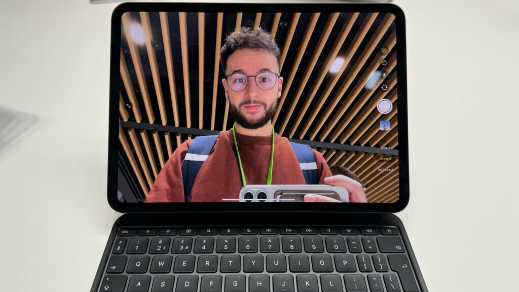 Bonne nouvelle de cette nouvelle génération : le webcam n'est plus à gauche. On ne regarde plus de travers pendant un appel visio. // Source : Numerama Bonne nouvelle de cette nouvelle génération : le webcam n'est plus à gauche. On ne regarde plus de travers pendant un appel visio. // Source : Numerama