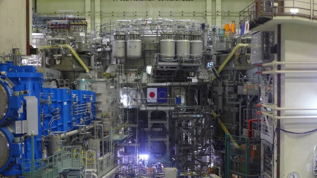 Le soleil artificiel à proprement parlé est enfermé dans un cryostat, cage froide, et le plasma est confiné ensuite dans la chambre à vide. // Source : CEA (image de mars 2020) Le soleil artificiel à proprement parlé est enfermé dans un cryostat, cage froide, et le plasma est confiné ensuite dans la chambre à vide. // Source : CEA (image de mars 2020)