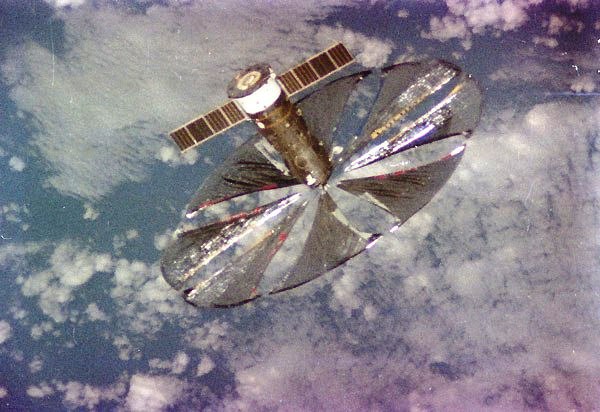 Znamia-2, déployé en 1993, est le seul réflecteur solaire à n’avoir jamais été mis en service. Mais pour limiter le flux solaire, il faudrait couvrir une surface du ciel bien plus importante que ce satellite. // Source : RSC Energia Znamia-2, déployé en 1993, est le seul réflecteur solaire à n’avoir jamais été mis en service. Mais pour limiter le flux solaire, il faudrait couvrir une surface du ciel bien plus importante que ce satellite. // Source : RSC Energia