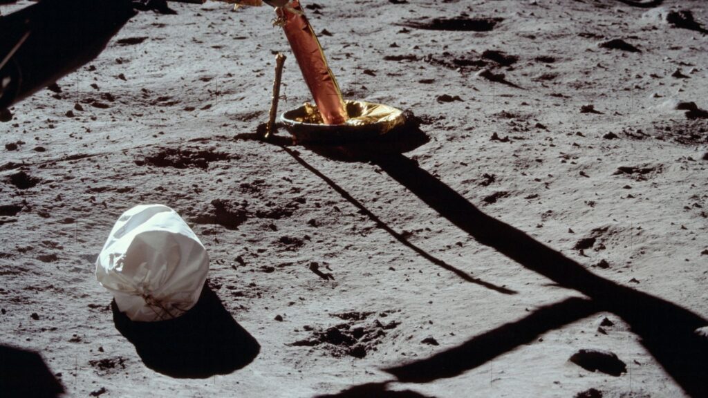 La première photo prise à la surface de la Lune montre le sac poubelle des astronautes. // Source : Wikimedia/AS11-40-5850 (photo recadrée) La première photo prise à la surface de la Lune montre le sac poubelle des astronautes. // Source : Wikimedia/AS11-40-5850 (photo recadrée)