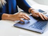 Apple est accusé d'inégalité salariale par deux plaignantes. // Source : Unsplash Apple est accusé d'inégalité salariale par deux plaignantes. // Source : Unsplash