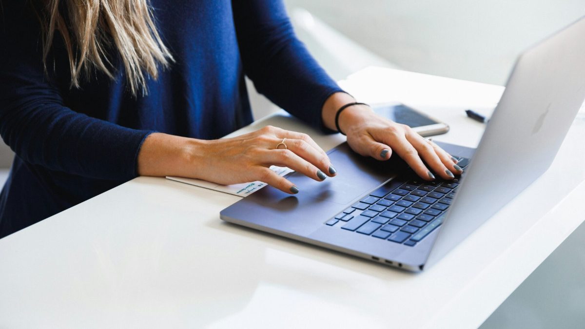 Apple est accusé d'inégalité salariale par deux plaignantes. // Source : Unsplash Apple est accusé d'inégalité salariale par deux plaignantes. // Source : Unsplash