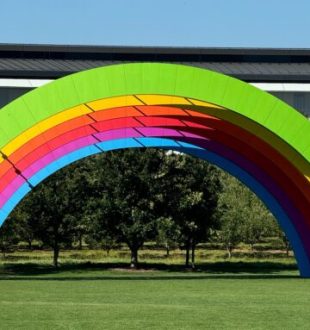 Le logo rainbow de l'Apple Park, à Cupertino. // Source : Numerama Le logo rainbow de l'Apple Park, à Cupertino. // Source : Numerama