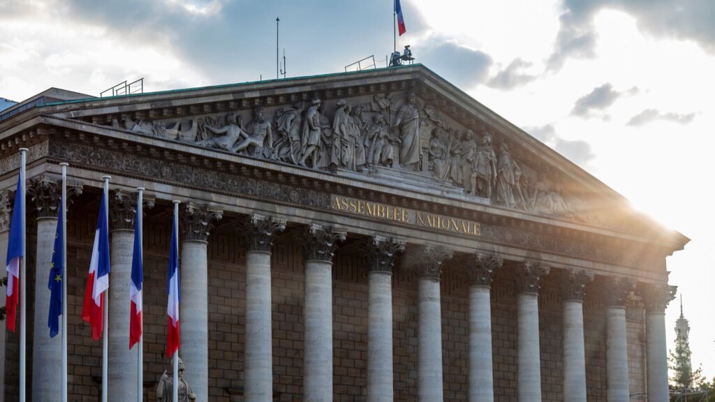 L'Assemblée nationale a été dissoute par Emmanuel Macron le 9 juin 2024 // Source : Canva L'Assemblée nationale a été dissoute par Emmanuel Macron le 9 juin 2024 // Source : Canva
