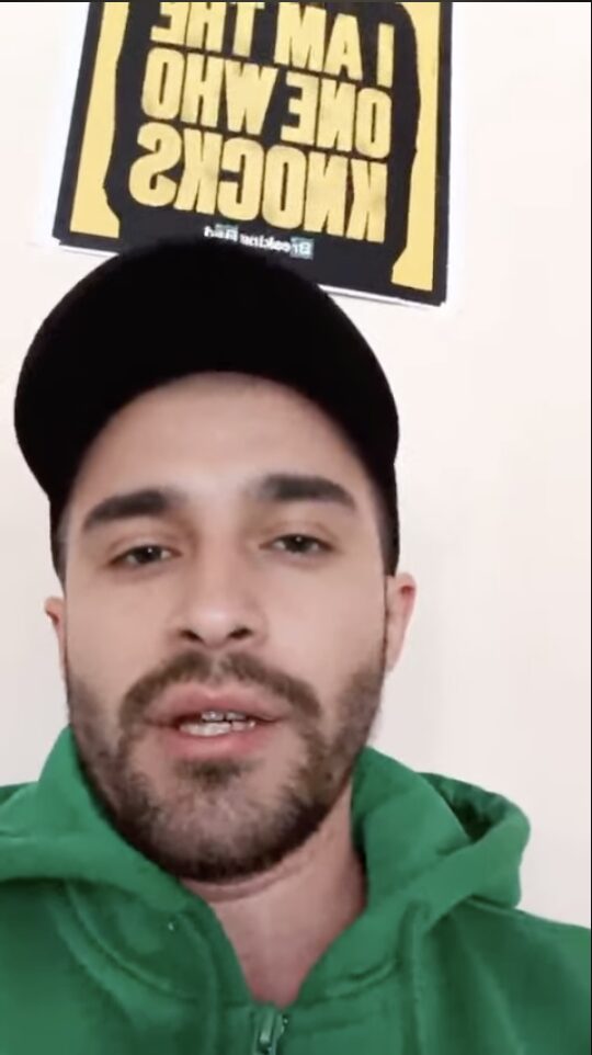 Un extrait de la vidéo, probablement un deepfake généré avec de l'intelligence artificielle // Source : Capture d'écran Numerama Un extrait de la vidéo, probablement un deepfake généré avec de l'intelligence artificielle // Source : Capture d'écran Numerama