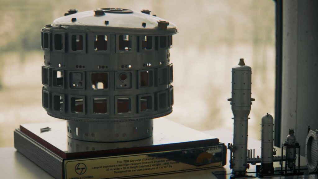 Le réacteur est enfermé dans un cryostat, dont voici la maquette. L'ensemble fait 60 mètres de haut, 30 mètres de large. // Source : Louise Audry, Numerama Le réacteur est enfermé dans un cryostat, dont voici la maquette. L'ensemble fait 60 mètres de haut, 30 mètres de large. // Source : Louise Audry, Numerama