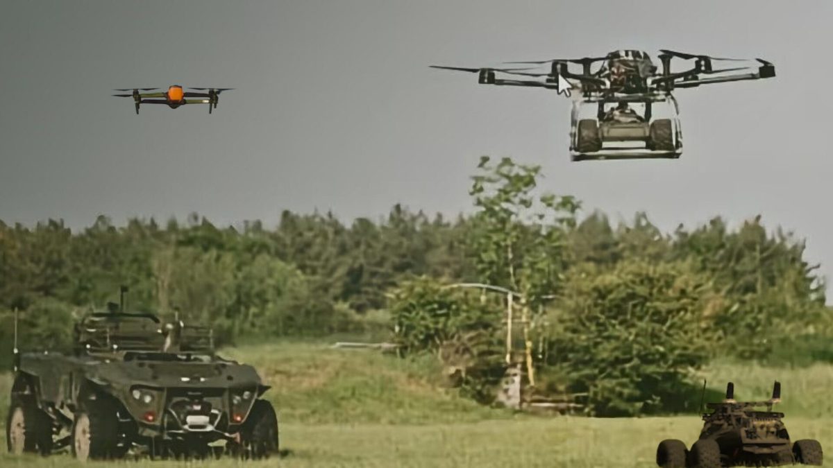 Le programme OpenDrobotics permet à un militaire de contrôler plusieurs drone. // Source : Thales Le programme OpenDrobotics permet à un militaire de contrôler plusieurs drone. // Source : Thales