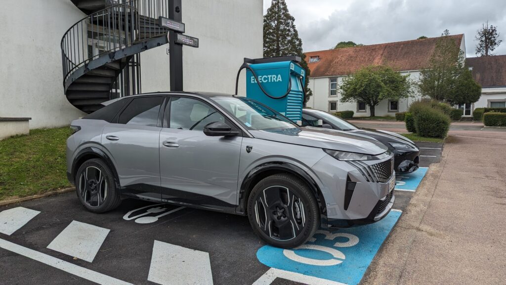 Recharge sur le réseau Electra // Source : Raphaelle Baut pour Numerama