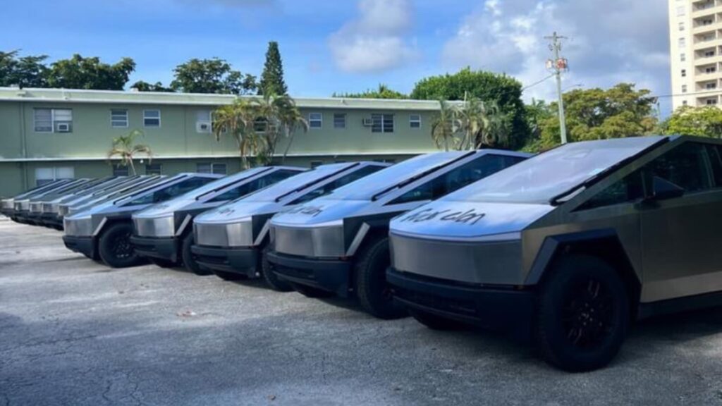 Tesla Cybertruck vandalisés à la peinture // Source : @wow_report1 sur X Tesla Cybertruck vandalisés à la peinture // Source : @wow_report1 sur X