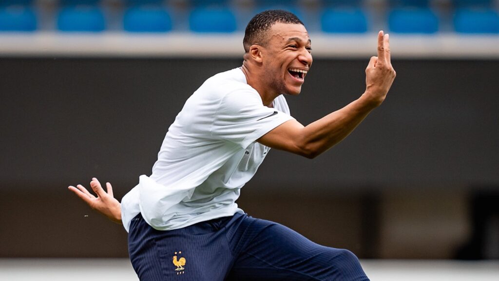 Kylian Mbappé avec l'Équipe de France // Source : Twitter EDF Kylian Mbappé avec l'Équipe de France // Source : Twitter EDF