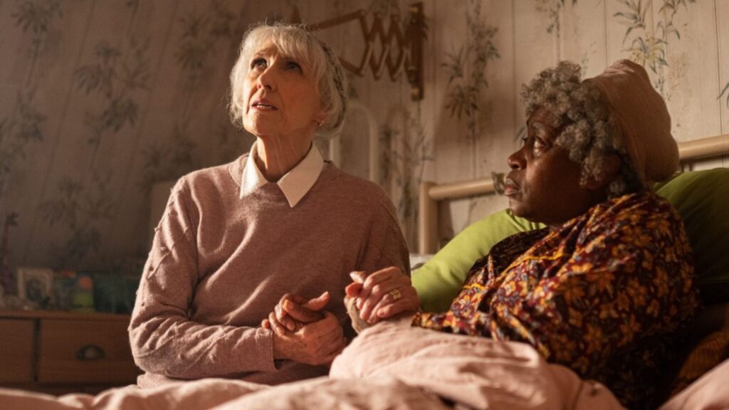 Mrs Flood à côté de Cherry Sunday, la grand-mère de Ruby. // Source : BBC/Disney+ Mrs Flood à côté de Cherry Sunday, la grand-mère de Ruby. // Source : BBC/Disney+