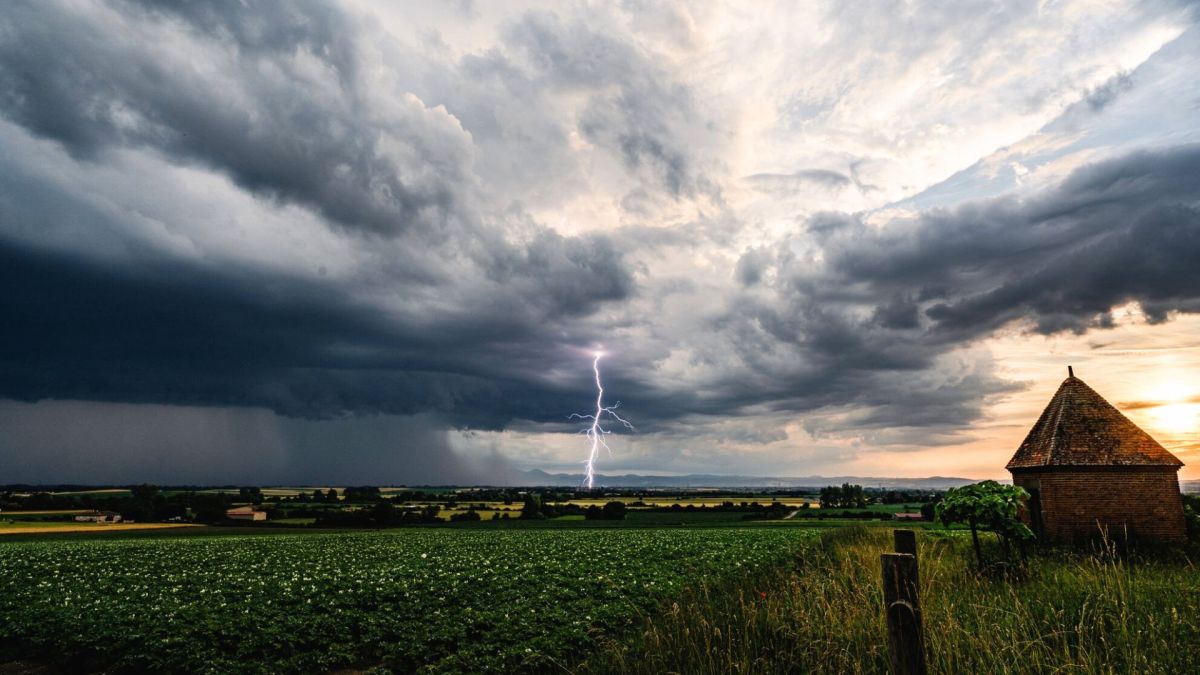 Photo de l'orage vendredi soir. // Source : Via X @AlexisLinant63 (photo recadrée) Photo de l'orage vendredi soir. // Source : Via X @AlexisLinant63 (photo recadrée)