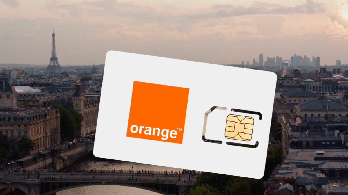 Une carte SIM Orange devant la Tour Eiffel. // Source : Numerama Une carte SIM Orange devant la Tour Eiffel. // Source : Numerama