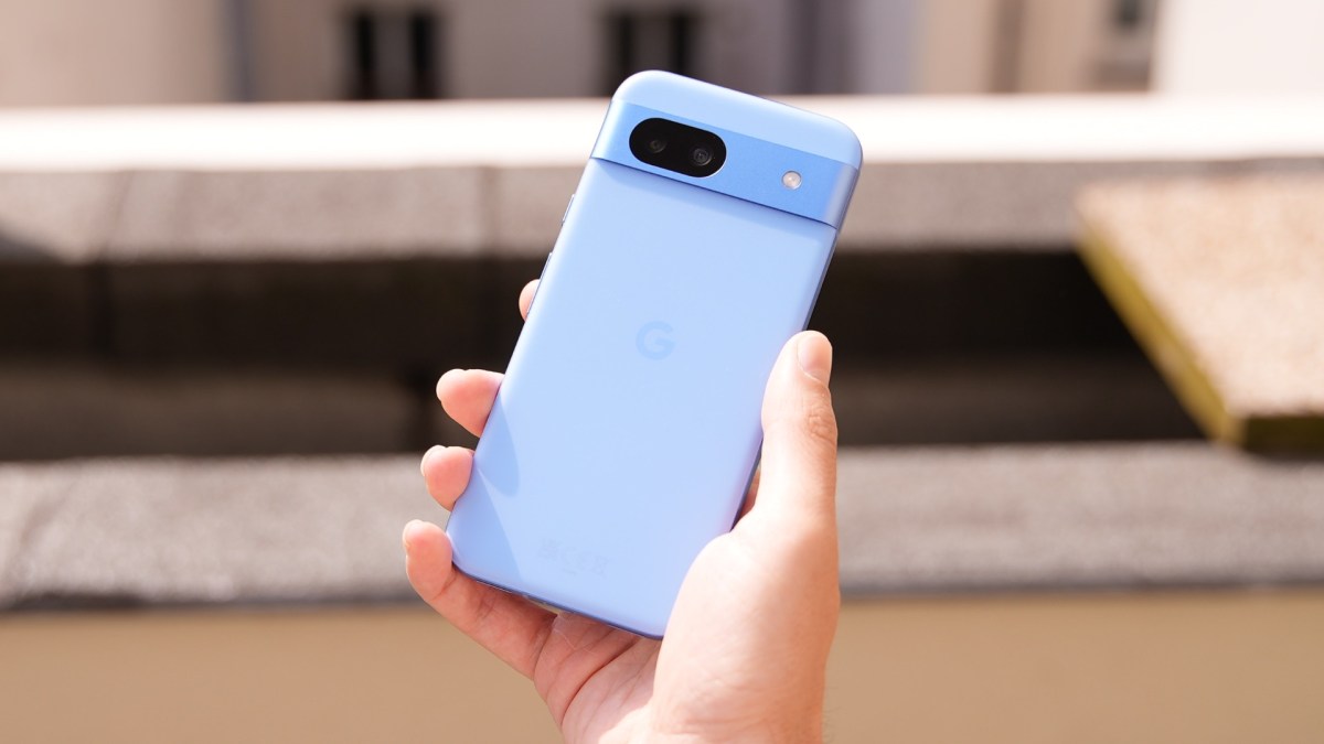 Le Pixel 8a n'est pas en plastique comme ses prédécesseurs, mais en verre. Google a néanmoins choisi du verre moins récent. // Source : Alfred Tertrais / Numerama Le Pixel 8a n'est pas en plastique comme ses prédécesseurs, mais en verre. Google a néanmoins choisi du verre moins récent. // Source : Alfred Tertrais / Numerama