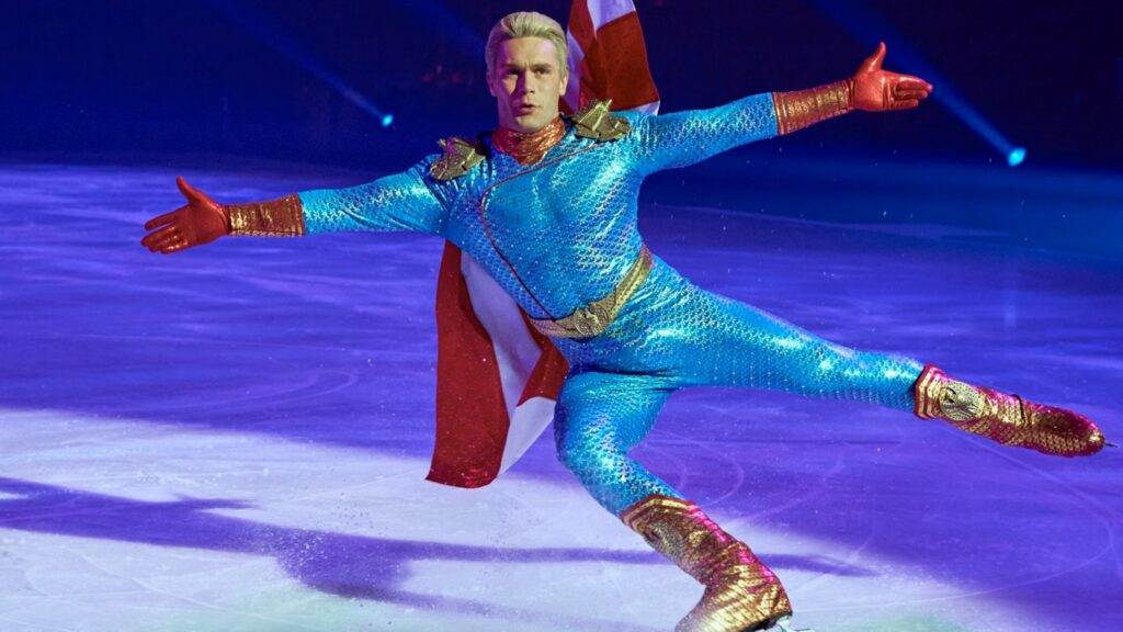 Découvrez Homelander dans... Vought on Ice, évidemment // Source : Prime Video Découvrez Homelander dans... Vought on Ice, évidemment // Source : Prime Video