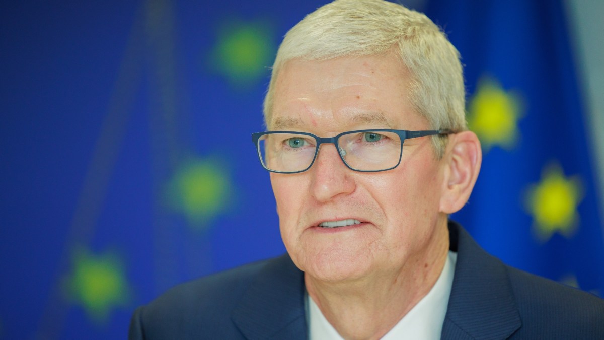 Tim Cook, le patron d'Apple, lors d'une visite à la Commission européenne. // Source : EC - Audiovisual Service Tim Cook, le patron d'Apple, lors d'une visite à la Commission européenne. // Source : EC - Audiovisual Service