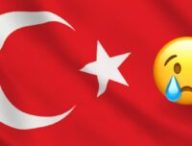 Le drapeau de la Turquie et un émoji triste. // Source : Numerama Le drapeau de la Turquie et un émoji triste. // Source : Numerama