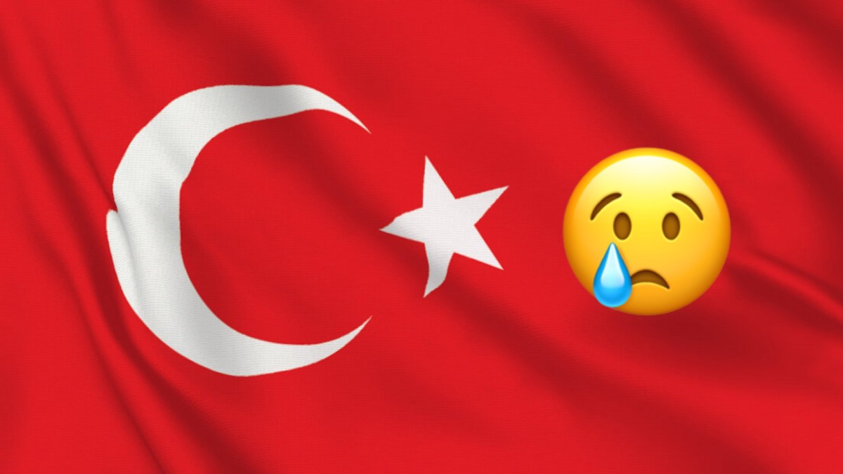 Le drapeau de la Turquie et un émoji triste. // Source : Numerama Le drapeau de la Turquie et un émoji triste. // Source : Numerama
