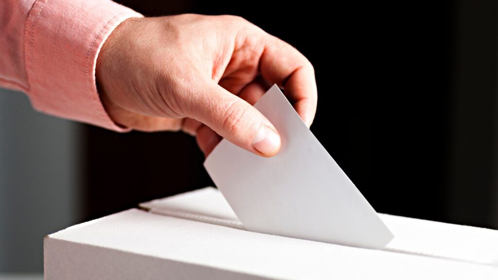 Organiser des élections, ça coûte cher // Source : Canva Organiser des élections, ça coûte cher // Source : Canva