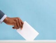 Une personne en train de voter. // Source : Envato (image libre de droits)