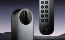 La serrure Aqara U200, avec ses deux composants à placer de chaque côté de la porte. // Source : Aqara La serrure Aqara U200, avec ses deux composants à placer de chaque côté de la porte. // Source : Aqara