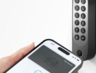La carte Apple Home Key et la serrure Aqara U200. // Source : Aqara La carte Apple Home Key et la serrure Aqara U200. // Source : Aqara